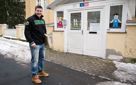 Václav Skuhravý předal dětskému domovu výtěžek z prodeje kalendářů